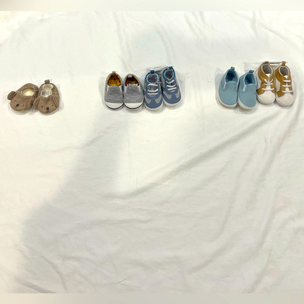 Brand new, never worn baby shoes. Sizes newborn, 0 to 3 months and 3 to 6 months